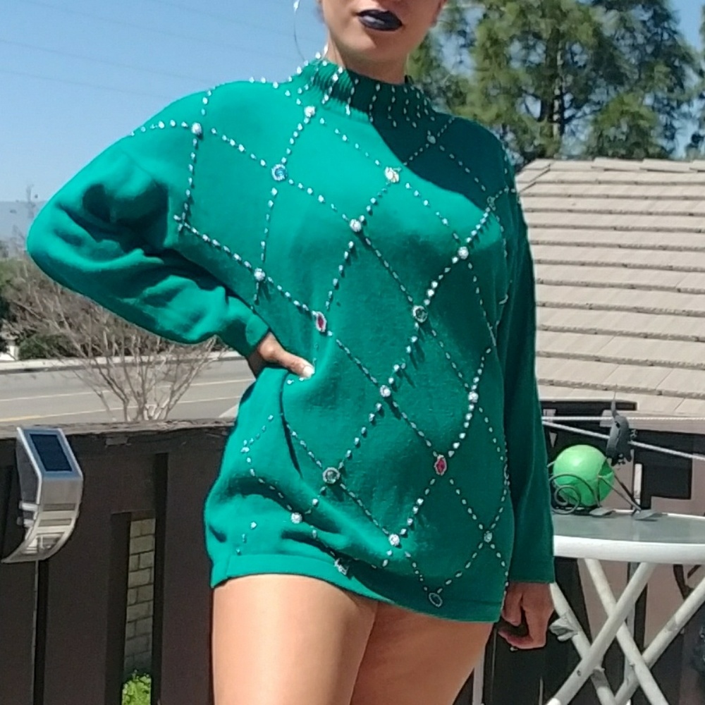 ✊🏽Bejeweled emerald green sweater